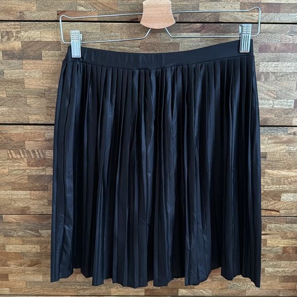 Basic black pleated skirt - Picture 4 of 5